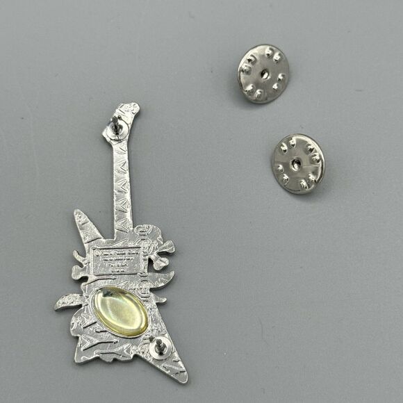 2006 Hard Rock Cafe Pink Label Barbie Pin ONLY Guitar Pink Skull Crossbones - Picture 4 of 4